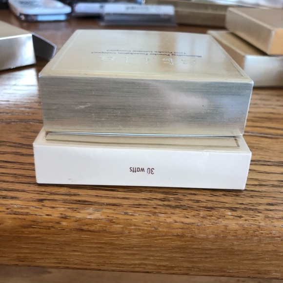 Stila illuminating powder foundation - Picture 10 of 11